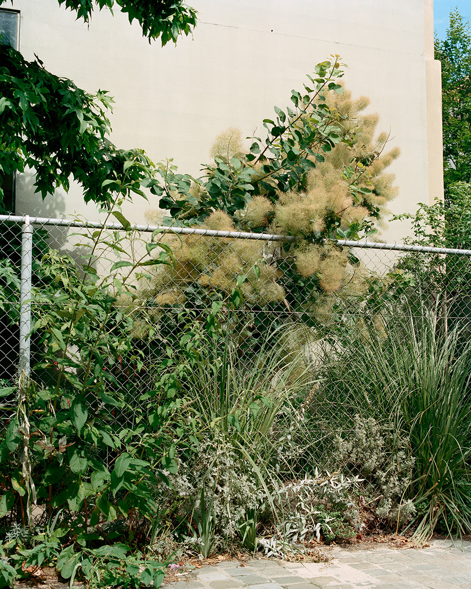 In response to fractures in space and society, Pauline Vanden Neste and Tom Lyon take hold of the camera, its narrative power, and the opportunities for encounters it creates. They portray a territory subject to liberal gentrification policies and the people who live there, offering a formulation, a thought, and an emotional interpretation of the worlds and ideas surrounding the canal. The duo's photographic practice begins with surveying an area, the spontaneous encounters they make there, and informal discussions around initial images. Then comes a phase of documentation involving readings, research, and exchanges with the actors concerned with the territory in question.