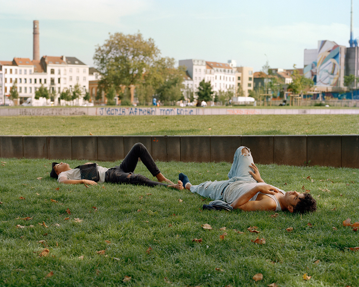 In response to fractures in space and society, Pauline Vanden Neste and Tom Lyon take hold of the camera, its narrative power, and the opportunities for encounters it creates. They portray a territory subject to liberal gentrification policies and the people who live there, offering a formulation, a thought, and an emotional interpretation of the worlds and ideas surrounding the canal. The duo's photographic practice begins with surveying an area, the spontaneous encounters they make there, and informal discussions around initial images. Then comes a phase of documentation involving readings, research, and exchanges with the actors concerned with the territory in question.