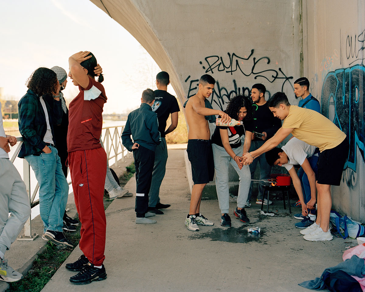 In response to fractures in space and society, Pauline Vanden Neste and Tom Lyon take hold of the camera, its narrative power, and the opportunities for encounters it creates. They portray a territory subject to liberal gentrification policies and the people who live there, offering a formulation, a thought, and an emotional interpretation of the worlds and ideas surrounding the canal. The duo's photographic practice begins with surveying an area, the spontaneous encounters they make there, and informal discussions around initial images. Then comes a phase of documentation involving readings, research, and exchanges with the actors concerned with the territory in question.